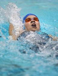 女生游泳图片,青春活力——女生游泳风采展示